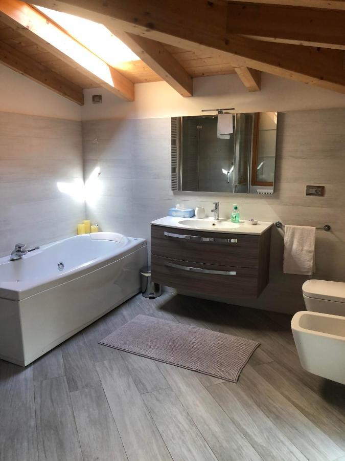 La Casa Sulla Collina Del Castello Villa Breno Kültér fotó